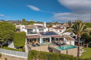 Casa in Elviria. Elegante villa a solo 200 metros de la playa en el rosario, marb