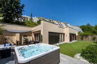 Casa a Vereda alta del rio 5. Villa de 3 plantas con jardín privado  parque botánico, benahaví