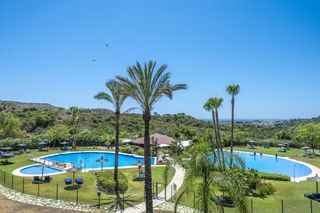 Casa a Los Flamingos. Villa de 3 plantas con jardín privado  parque botánico, benahaví