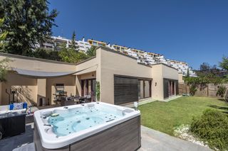 Casa a Los Flamingos. Villa de 3 plantas con jardín privado  parque botánico, benahaví