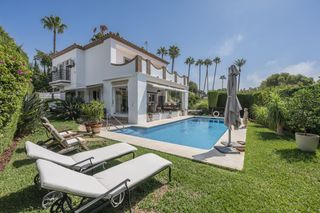 Casa a Monte calahonda 11. Villa de tres plantas en calahonda con apartamento independiente