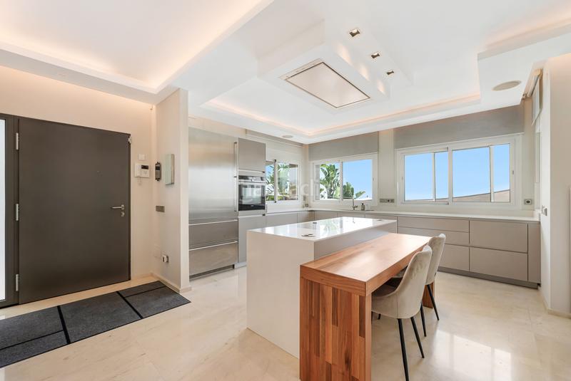 Foto 2ddb1233-f70b-4a0d-bbf4-05779d76b2f8. Casa amb aparcament piscina a Nueva Andalucía centro Marbella