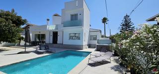 Maison à San Pedro de Alcántara Pueblo. Villa de lujo renovada en san pedro junto a la playa con alta re