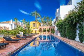 Maison jumelée à Lomas de Marbella Club. Encantadora casa adosada con un estilo andaluz, totalmente refor