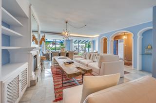 Casa adossada a Nueva Andalucía centro. Encantadora casa maisonette de 5 dormitorios en los toreros  a p