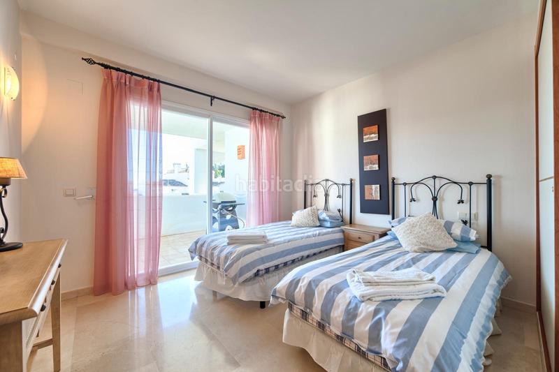 Foto e79db906-0ae7-48e9-b033-1cfca06f5802. Apartamento  de 3 dormitorios con vistas al mar y al golf en Benahavís