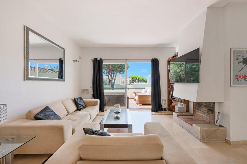 Foto 5f54f73a-2e0a-438c-914e-6281d65ad305. Apartamento luminoso apartamento de 2 dormitorios con vistas parciales al mar, a pocos pasos del golf y la playa de cabopino. en Marbella