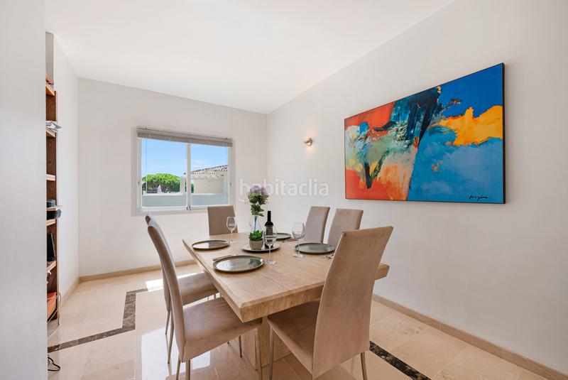 Foto 7d99bc17-8f08-4355-955a-1c8dc90f46b0. Apartamento luminoso apartamento de 2 dormitorios con vistas parciales al mar, a pocos pasos del golf y la playa de cabopino. en Marbella