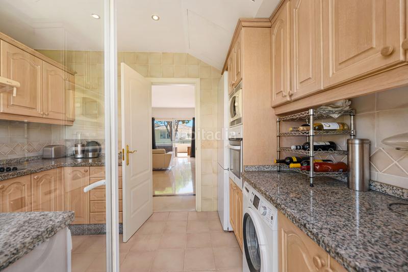 Foto 882de7a3-661a-4e87-99ac-e7ec1cc7c584. Apartamento luminoso apartamento de 2 dormitorios con vistas parciales al mar, a pocos pasos del golf y la playa de cabopino. en Marbella