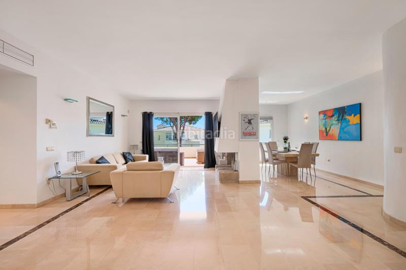 Foto b999d128-8e4e-4726-9d14-cb86fbb94b94. Apartamento luminoso apartamento de 2 dormitorios con vistas parciales al mar, a pocos pasos del golf y la playa de cabopino. en Marbella