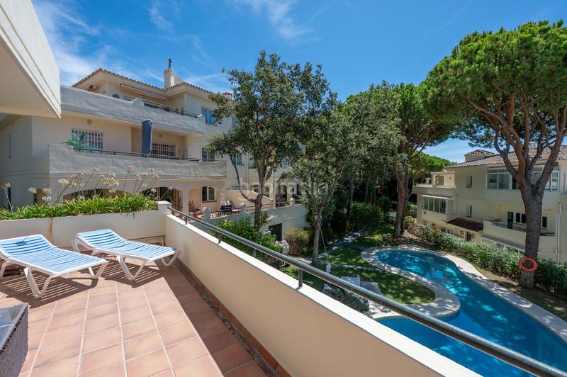 Foto f4a8a625-b77c-4375-b33c-ee3e31e36449. Apartamento luminoso apartamento de 2 dormitorios con vistas parciales al mar, a pocos pasos del golf y la playa de cabopino. en Marbella