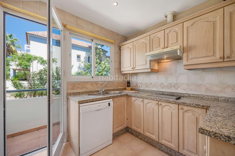 Foto f71bdb62-d598-44c9-b1aa-ac52793152b2. Apartamento luminoso apartamento de 2 dormitorios con vistas parciales al mar, a pocos pasos del golf y la playa de cabopino. en Marbella