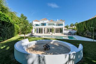 Maison à Nueva Andalucía centro. Villa de ensueño en parcelas del golf lujo mediterráneo con mode