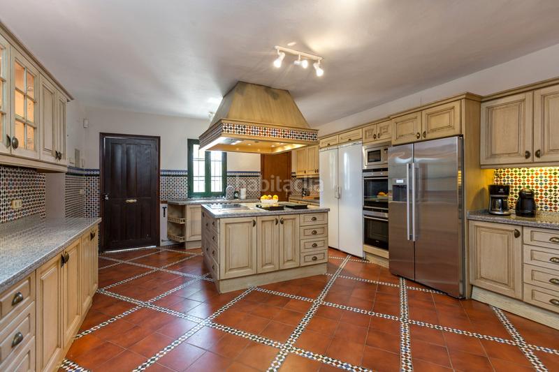 Foto 1661f312-dd38-4326-a254-c6c77651d4e8. Casa con parcheggio piscina in Los Naranjos Marbella