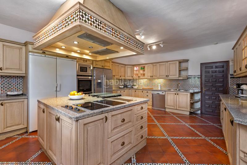 Foto be544f10-9c2a-4554-bded-8e874d4bc38a. Casa con parcheggio piscina in Los Naranjos Marbella