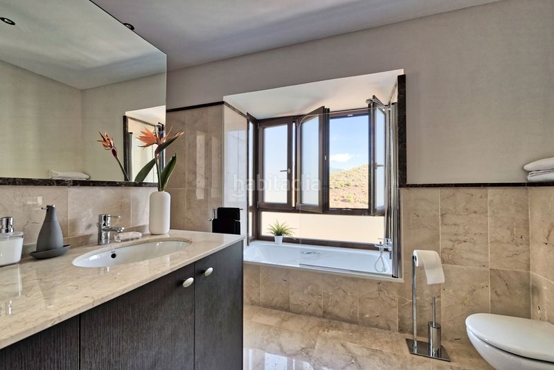 Foto ad2dfa73-bd2b-4013-b939-af093200ba4d. Casa amb aparcament piscina a Benahavís pueblo Benahavís