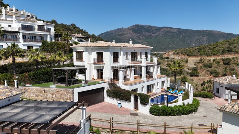 Foto ff128dfd-d829-4cce-8865-7a999da90e57. Casa amb aparcament piscina a Benahavís pueblo Benahavís