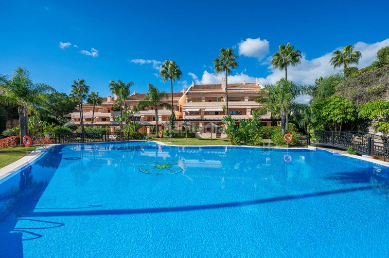 Foto ca21e1f5-f261-44e3-862c-f4ebc7bac2e8. Piccolo appartamento con parcheggio piscina in Los Naranjos Marbella