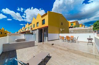 Maison jumelée  Calle la polka. Adosado de 3 dorm., 2 garajes, terraza y piscina comunitaria, en