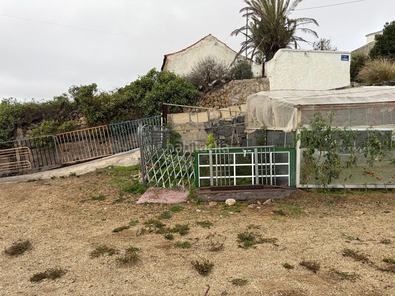 Foto e34f678b-6a91-461d-b42c-6d15caff3189. Terreno residencial ?? finca urbana con cuevas habitables, vistas al mar y tranquilidad única – 1.057 m² en Fasnia