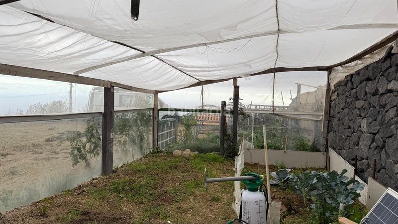 Foto ea44776e-2a4f-450b-b098-c575de98ff0d. Terreno residencial ?? finca urbana con cuevas habitables, vistas al mar y tranquilidad única – 1.057 m² en Fasnia