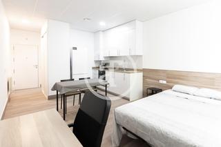 Lloguer Estudi  Calle de san manuel. Estudio de alquiler temporal de 1 habitación y 1 baño en latina