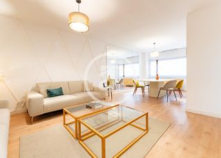 Rent Flat  Calle del conde de aranda. Piso de alquiler temporal de 2 habitaciones y 2 baños con piscin