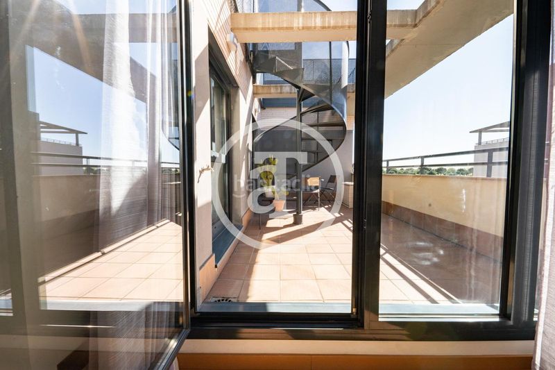 Foto 58949f63-665a-4e6a-bc16-52be48b64f66. Alquiler ático  de alquiler temporal de 2 habitaciones, 2 baños, terraza, piscina y parking en hortaleza en Madrid