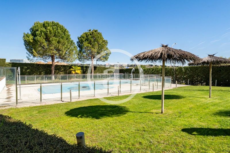 Foto edffb639-0c0f-4345-9eab-ece35060b758. Alquiler ático  de alquiler temporal de 2 habitaciones, 2 baños, terraza, piscina y parking en hortaleza en Madrid