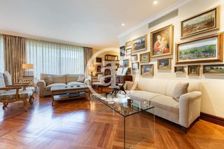 Location Appartement  Calle del tambre. Piso de alquiler de 5 habitaciones, 4 baños, aseo, parking y tra
