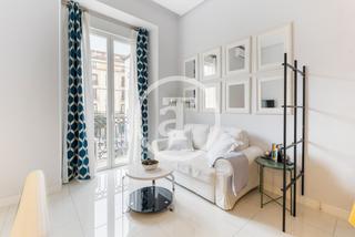 Lloguer Pis  C. del correo. Estudio de alquiler temporal de 1 habitación y 1 baño en el barr