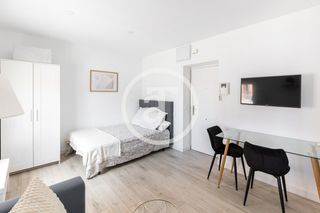 Lloguer Estudi  Calle clara del rey. Ático de alquiler temporal tipo estudio con baño en chamartín