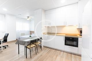 Miete Studiowohnung  Calle de san manuel. Estudio de alquiler temporal de 1 habitación y 1 baño en latina