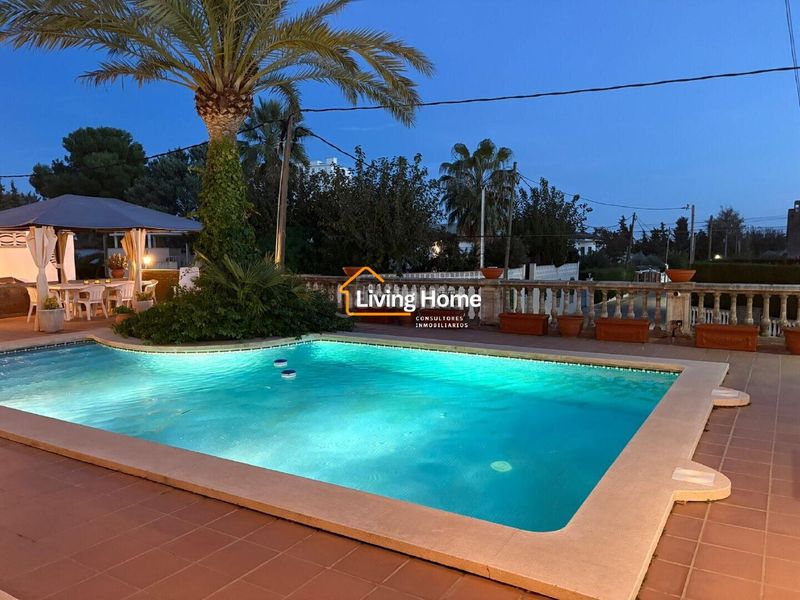 Foto abeeb483-01ce-424b-b6e0-0ca9cfb72c41. Xalet amb xemeneia calefacció aparcament piscina a Cambrils