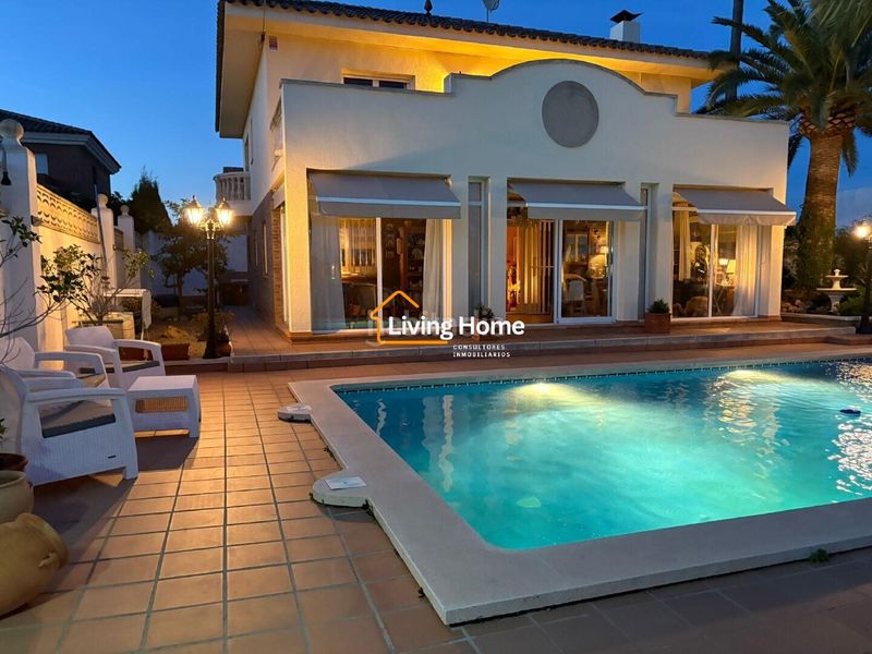 Foto faea7fbf-d816-4240-a73e-d89dee67f2ed. Xalet amb xemeneia calefacció aparcament piscina a Cambrils