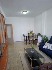 Flat  Carretera de trassierra. Piso junto a renfe a un paso del centro, exterior y con terraza