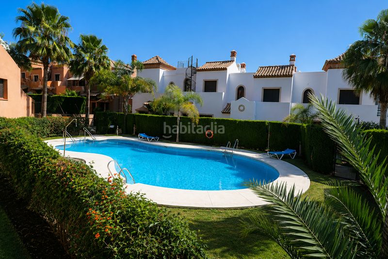 Foto 253128ce-17d6-4fc2-b67b-6de88d4d8c27. Casa adossada amb xemeneia aparcament piscina a Valle Romano Golf Estepona