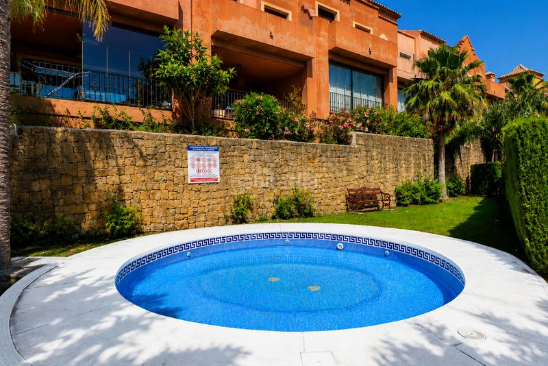 Foto 5f7a13f4-afdf-424d-812f-63a3e0f0259f. Casa adossada amb xemeneia aparcament piscina a Valle Romano Golf Estepona
