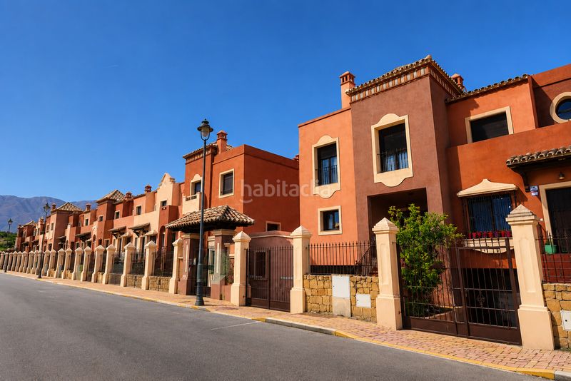 Foto 7bbd7a55-0c40-4118-885c-1e5fcff25efb. Casa adossada amb xemeneia aparcament piscina a Valle Romano Golf Estepona