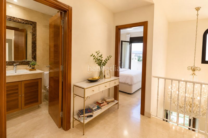 Foto efcae9ef-53b2-49b5-8b71-6a2cc06c6f2e. Casa adossada amb xemeneia aparcament piscina a Valle Romano Golf Estepona