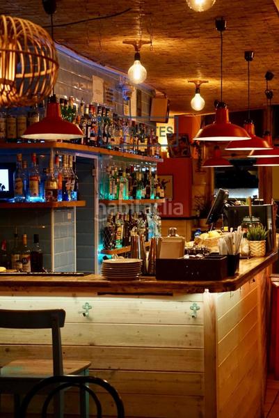 Foto bb726ec7-ddaf-4cd9-978b-270aadf729c6. Traspaso local comercial se traspasa negocio ideal tapas hambuerguesería cocktelería en Barcelona