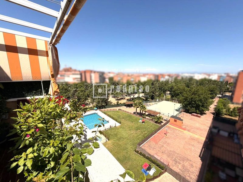 Foto c2a44830-e6f0-424d-ac77-e061b24dd7d9. Àtic amb calefacció aparcament piscina a Sur - PAU 4 Móstoles