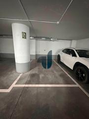 Affitto Posto auto in Carrer de luis garcía-berlanga martí 9. Parking individual en alquiler