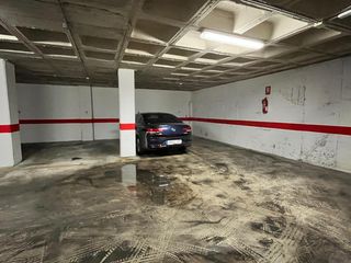 Miete Autoparkplatz in Calle san vicente 35. Se alquila plaza de garaje para compartir