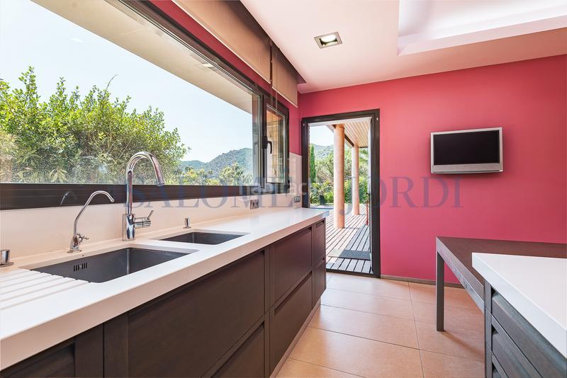 Foto 3f5d09ed-c216-4f9c-b885-143315f5d6e2. Chalet with fireplace heating parking pool in Nucli Urbà Argentona