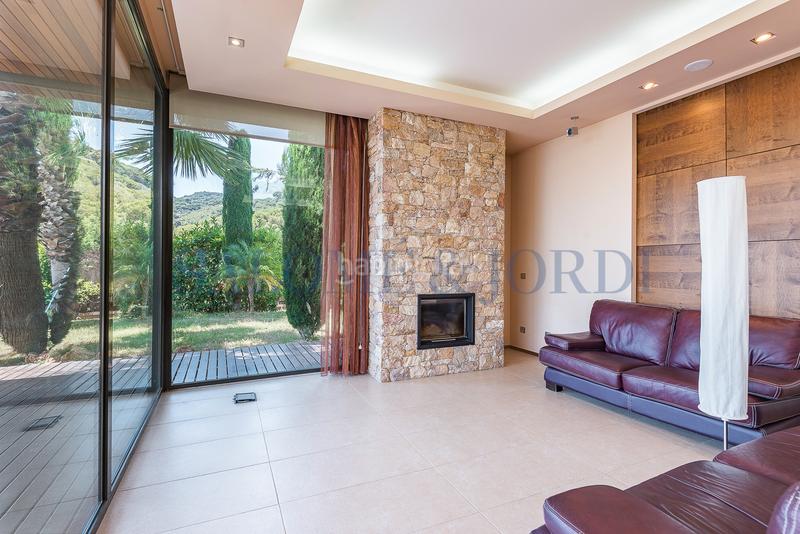 Foto a9d5f9b7-059a-45bb-af9e-7308473a1c03. Chalet with fireplace heating parking pool in Nucli Urbà Argentona