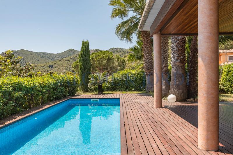 Foto b621959f-9808-498d-92c6-f218a7b796a2. Chalet with fireplace heating parking pool in Nucli Urbà Argentona