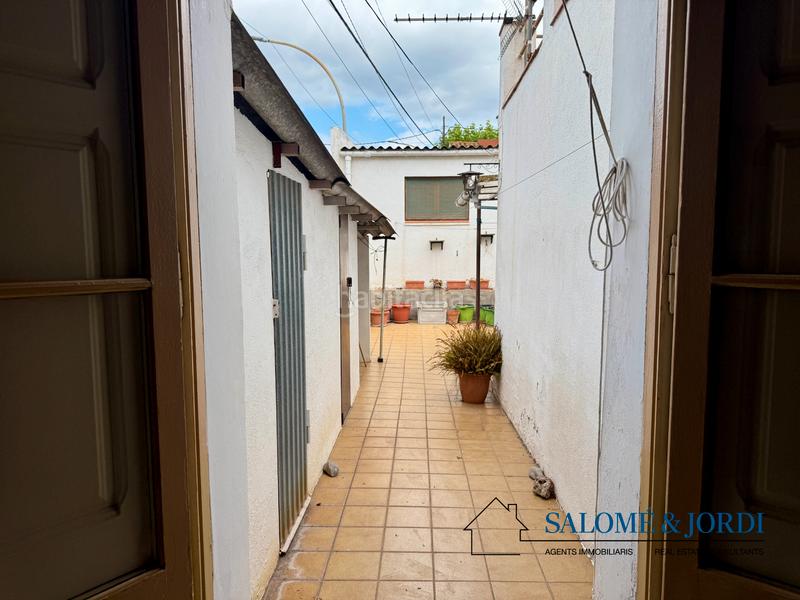 Foto b27ec7af-0b05-46dd-838c-8a45b28c67d0. Casa adosada  esquinera en calle lluis jover en Vilassar de Mar