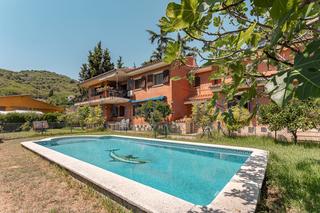 Casa a Nucli Urb. Casa cerca del centro con piscina y gran terreno en argentona