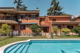 Maison à Nucli Urbà. Casa cerca del centro con piscina y gran terreno en argentona